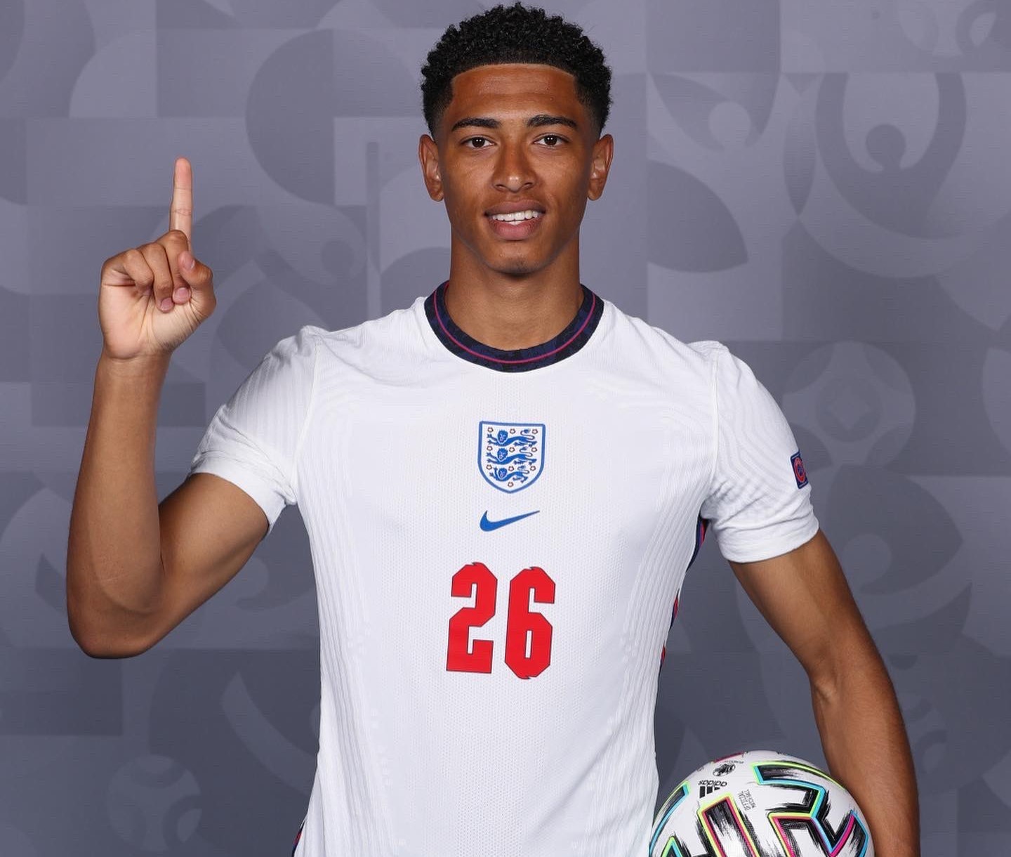 《终末阵线》繁星之下的颂歌正式唱响，最强辅助歌姬瑟琳娜正式上