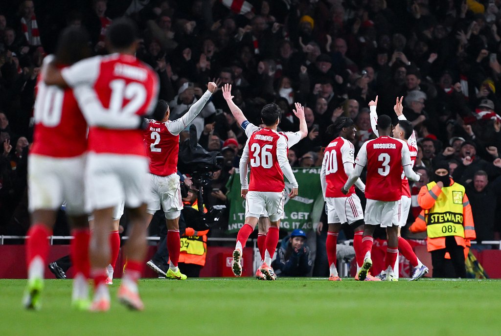 表达不满，客战富勒姆时切尔西球迷拉起“BlueCo Out”旗帜