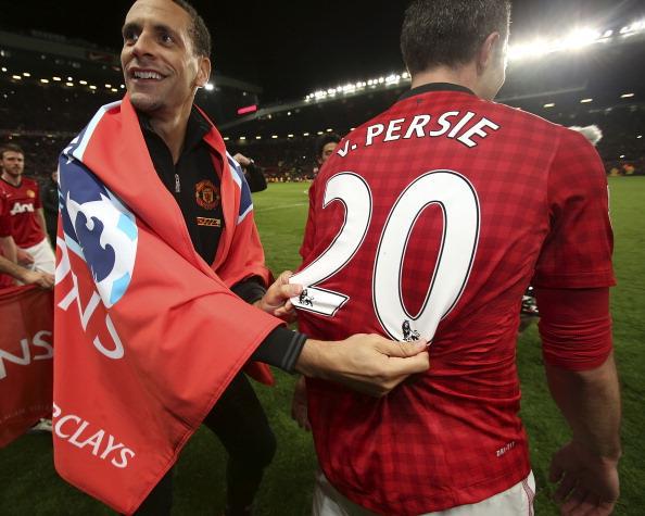 勇士全队愤怒爆发！库里被对手恶意拉扯，裁判判罚引发集体抗议